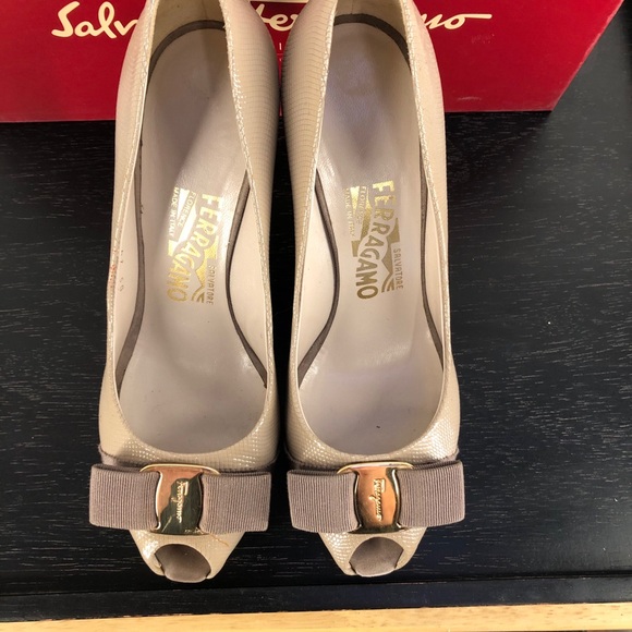 Salvador Ferragamo peep toe bow nude pumps size 7 - Picture 3 of 9